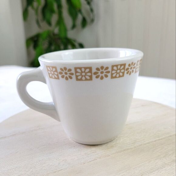 VINTAGE ✨️ Gold Daisy Shenango Daisy Dot Flower Coffee Cup - Picture 1 of 4